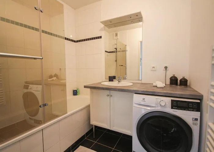 Apartment With Balcony, Parking And Elevator *